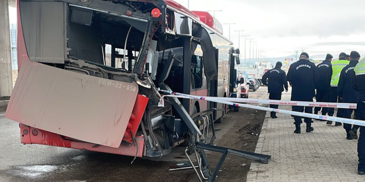 Ankara'da TIR ile belediye otobüsü çarpıştı: 1 ölü, 1 yaralı
