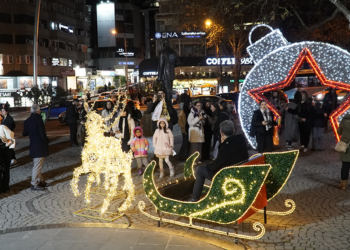 Ankara'da park ve caddeler yılbaşı için süslendi
