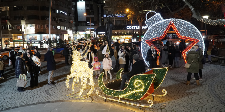 Ankara'da park ve caddeler yılbaşı için süslendi