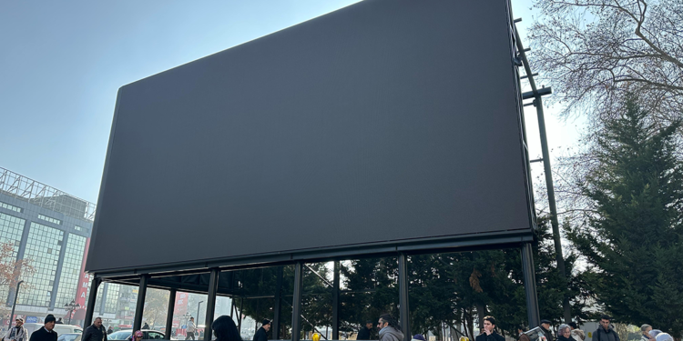 Ankara'da sit alanına dikilen reklam panosuna inceleme