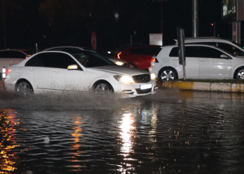 Antalya'da etkili olan sağanakta yollar göle döndü
