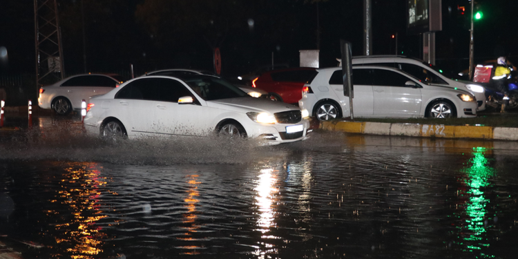 Antalya'da etkili olan sağanakta yollar göle döndü
