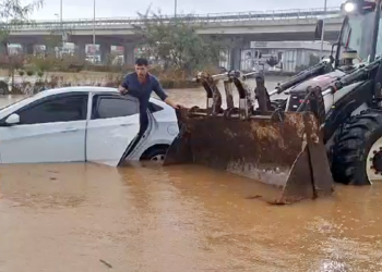 Antalya'yı sağanak vurdu; göle dönen yollarda mahsur kaldılar!