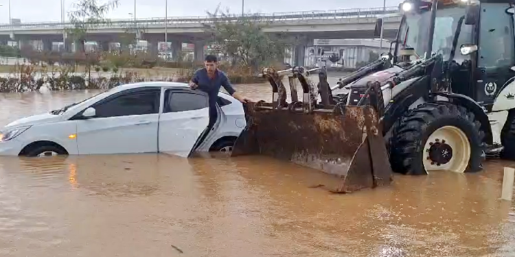 Antalya'yı sağanak vurdu; göle dönen yollarda mahsur kaldılar!