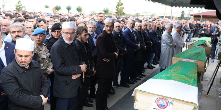 Artvin'deki heyelanda toprak altında kalan 4 arkadaş toprağa verildi