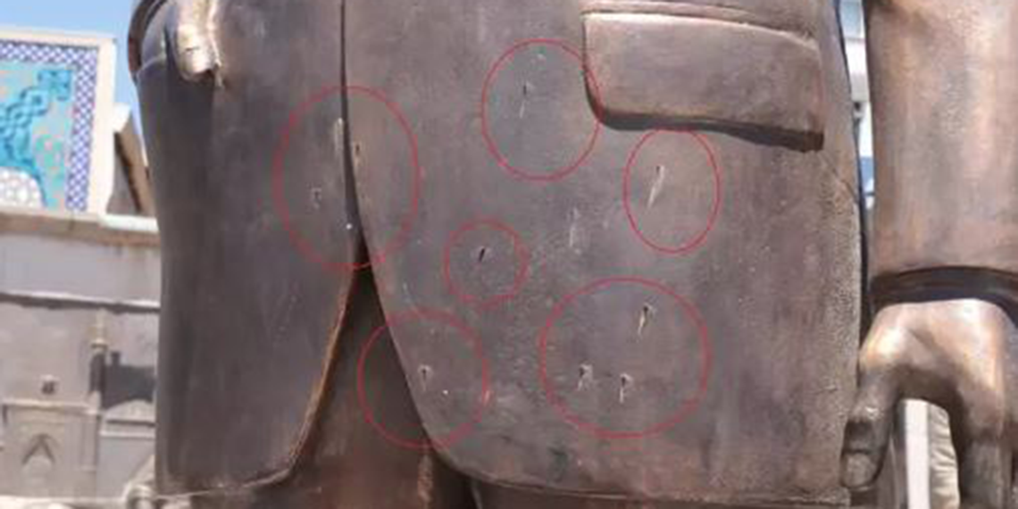 Atatürk Anıtı'na baltayla saldıran dayı ile yeğenin hapis cezası onandı