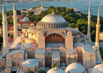 Ayasofya'nın kubbesi sökülüyor