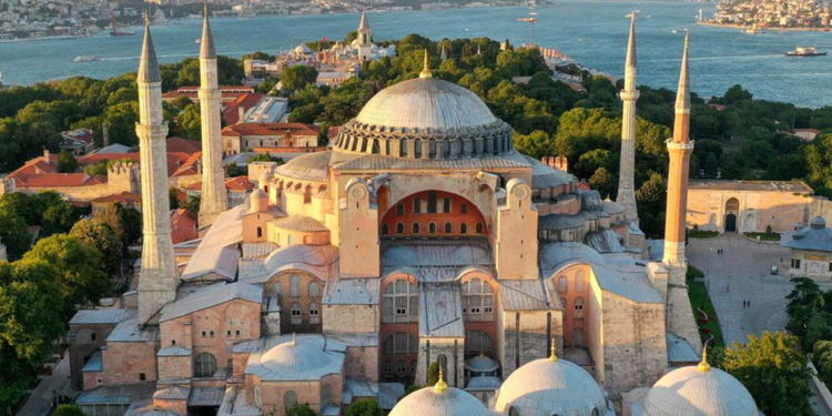 Ayasofya'nın kubbesi sökülüyor