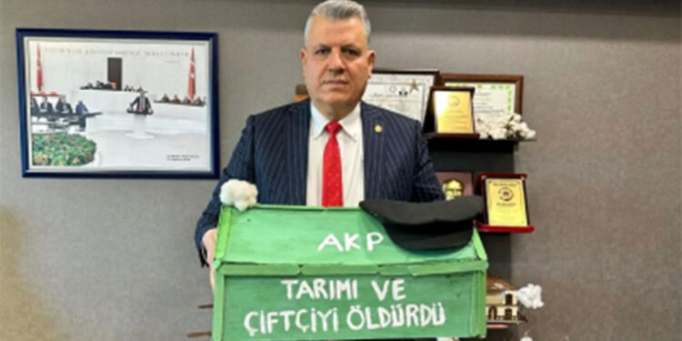 Ayhan Barut kürsüye tabutla çıktı