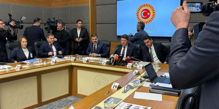 Kadına karşı şiddeti meşru göstermeye çalışan hiçbir bahaneyi kabul etmiyoruz