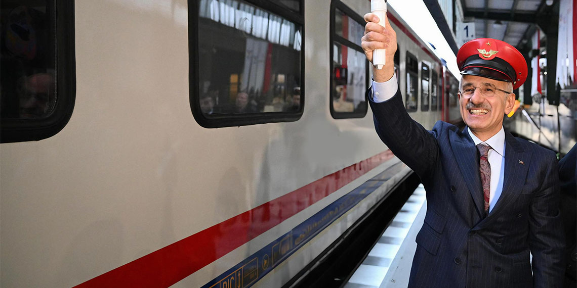 Ulaştırma ve Altyapı Bakanı Abdulkadir Uraloğlu, "Turistik Doğu Ekspresi seferlerine 23 Aralık Pazartesi günü başlayacak. Yeni sezonda yaklaşık 10 bin 500 seyahat tutkununa hizmet vereceğiz" dedi.