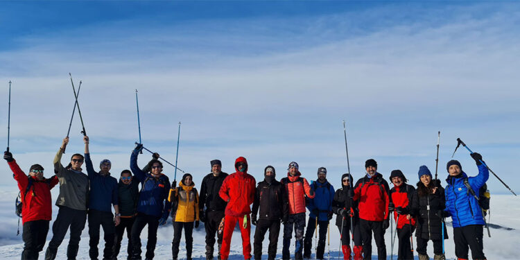 20 dağcıdan Keltepe Kayak Merkezi'ne zirve yürüyüşü