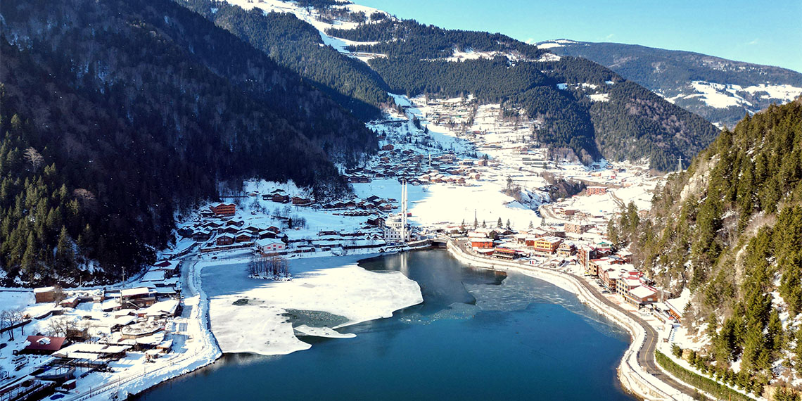 Trabzon’da kar yağışıyla birlikte çevresindeki ormanın beyaza büründüğü ünlü turizm merkezi Uzungöl kış turizminde de çeşitli aktivitelere ev sahipliği yapıyor.