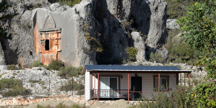 Binlerce yıllık tarihi kaya mezarın önüne kaçak ev yapıldı