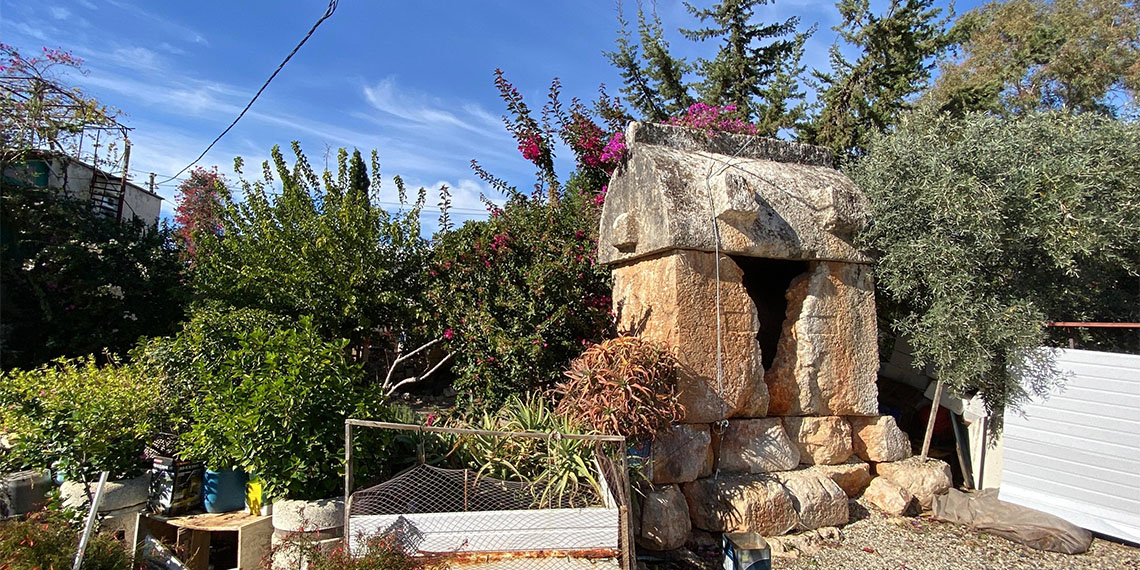 Antalya’nın tarih ve doğanın iç içe geçtiği ilçelerinden Demre’de binlerce yıllık tarihi kaya mezarın önüne kaçak ev yapıldı. 