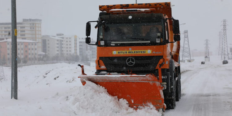 Bitlis'te 165 köy ve mezra yolundan 107'si ulaşıma açıldı