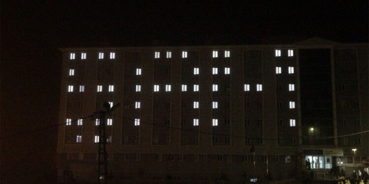 Öğrenciler yurt ışıkları ile Şam yazısı yazdı