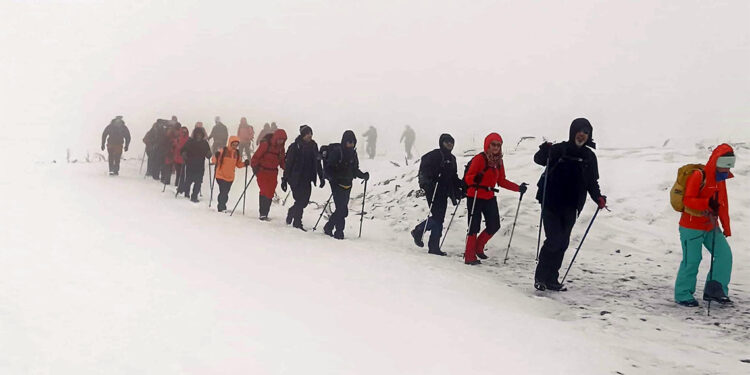 45 dağcı karlı kaplı Köroğlu Dağının zirvesine tırmandı