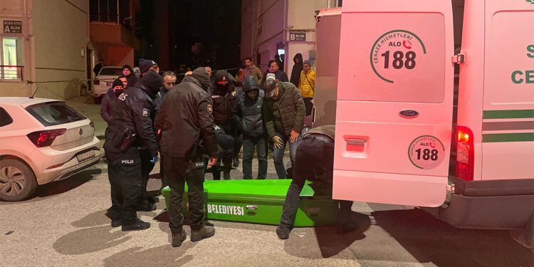 Borç-alacak nedeniyle tartıştığı annesini poşetle boğdu