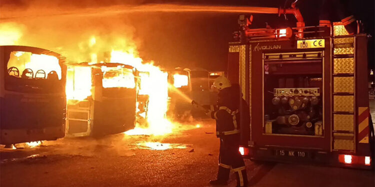Park halindeki 5 halk otobüsü yandı
