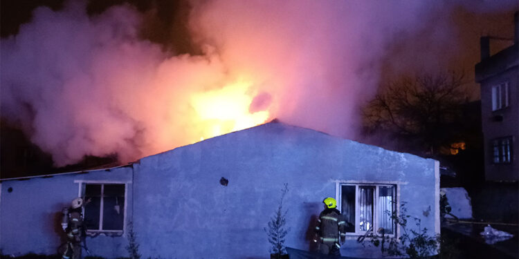 Bursa'da metruk evde çıkan yangın söndürüldü