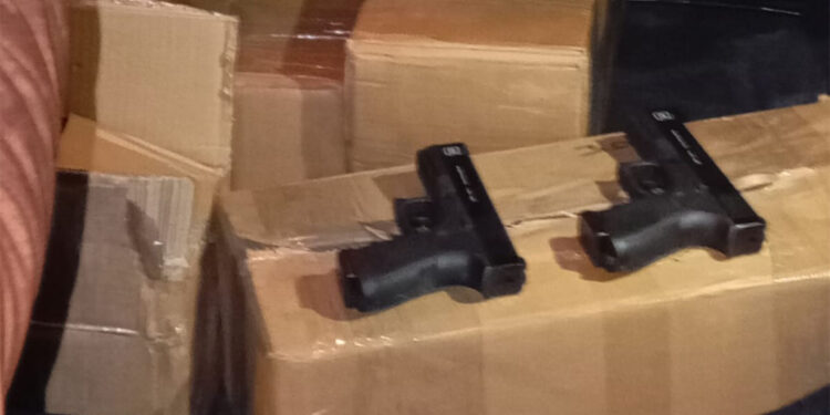 Otomobilde 150 adet suikast tabancası ele geçirildi