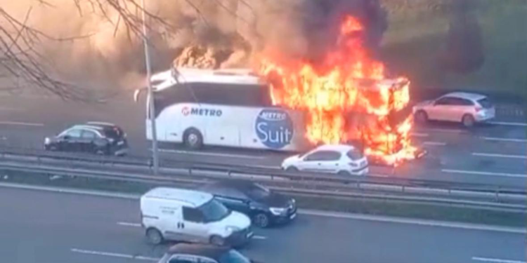 Bağcılar'da yolcu otobüsünde yangın