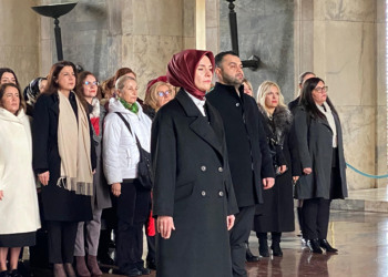 Bakan Göktaş, kadınlar ile Anıtkabir'i ziyaret etti