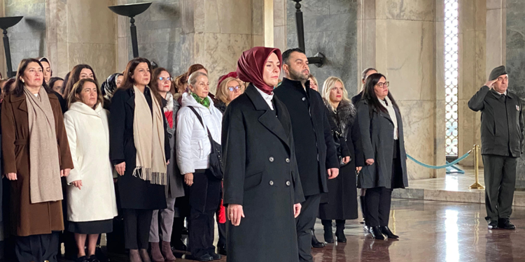 Bakan Göktaş, kadınlar ile Anıtkabir'i ziyaret etti