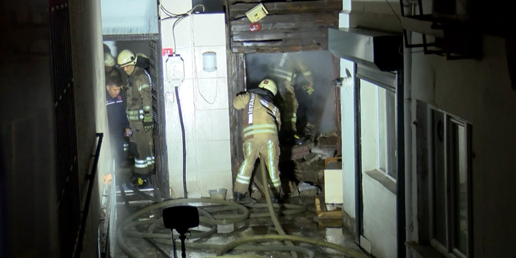 Bakırköy'de 2 katlı ahşap bina alev alev yandı