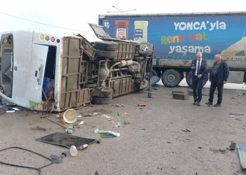 Balıkesir'de öğrenci servisi TIR'la çarpıştı; 8'i ağır, 29 yaralı