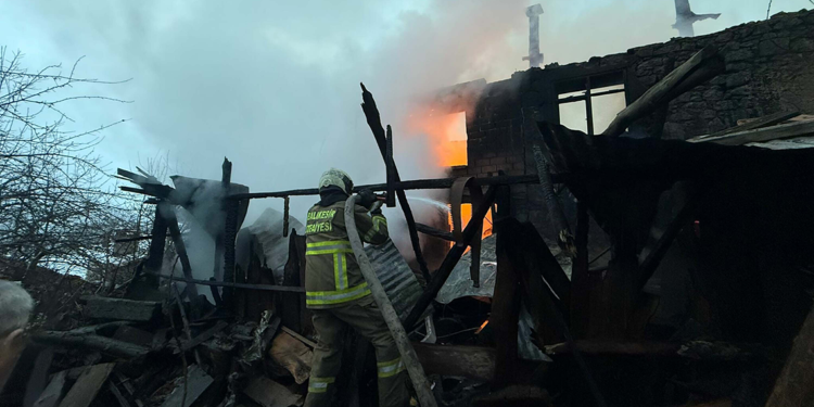 Balıkesir'de yangın faciası: 5 ev hasar gördü