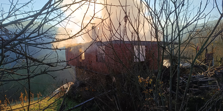 Bartın'da 2 katlı ev yandı