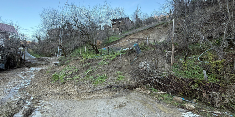 Bartın'da heyelan köy yolunu kapattı