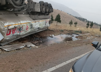 Batman'da devrilen tankerin şoförü yaralandı, dökülen ham petrol etrafa saçıldı