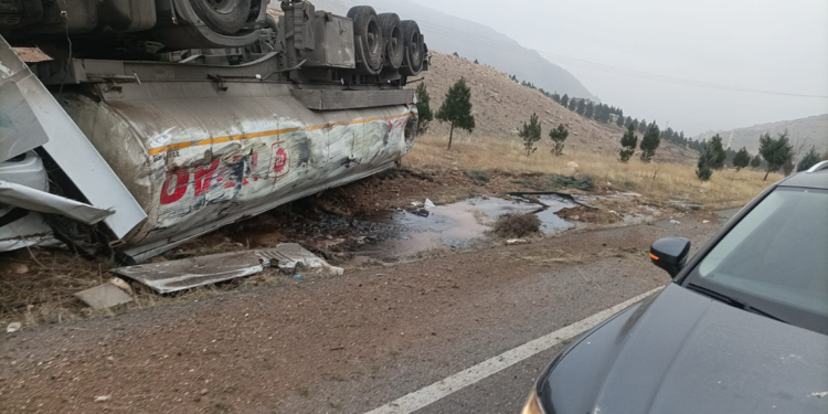 Batman'da devrilen tankerin şoförü yaralandı, dökülen ham petrol etrafa saçıldı