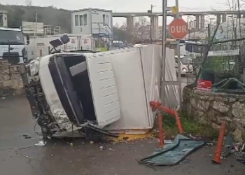 Beykoz'da yağmur sonrası kayganlaşan yolda kamyonet devrildi: 2 yaralı