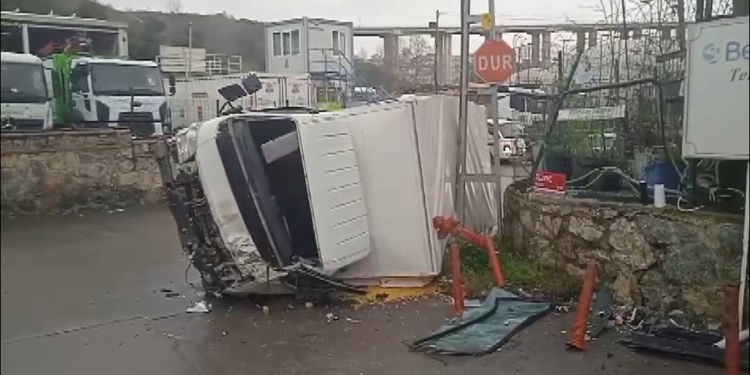 Beykoz'da yağmur sonrası kayganlaşan yolda kamyonet devrildi: 2 yaralı