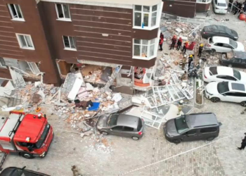 Beylikdüzü'nde binanın giriş katında patlama; 1 ölü, 3 yaralı