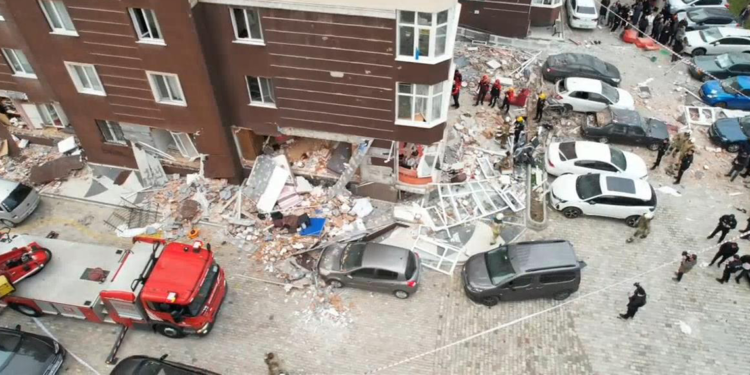 Beylikdüzü'nde binanın giriş katında patlama; 1 ölü, 3 yaralı