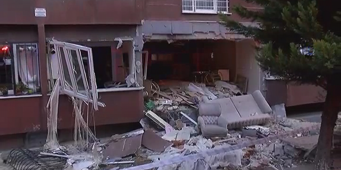 Beylikdüzü'nde binanın giriş katında patlama; 1 ölü, 3 yaralı