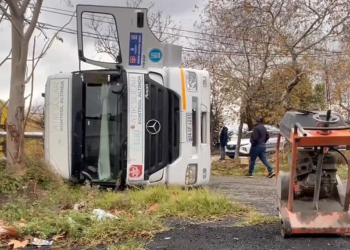 Beylikdüzü'nde yol çöktü, hafriyat kamyonu çukura düştü