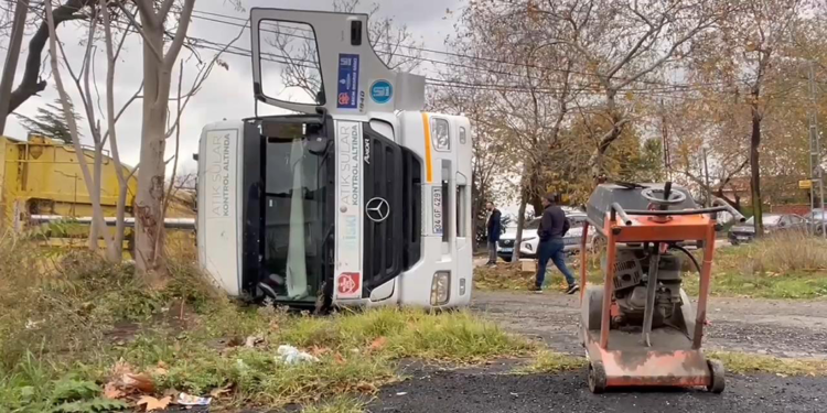 Beylikdüzü'nde yol çöktü, hafriyat kamyonu çukura düştü