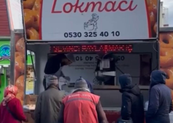 Beyoğlu'nda Suriyeli esnaf lokma dağıtarak kutlama yaptı