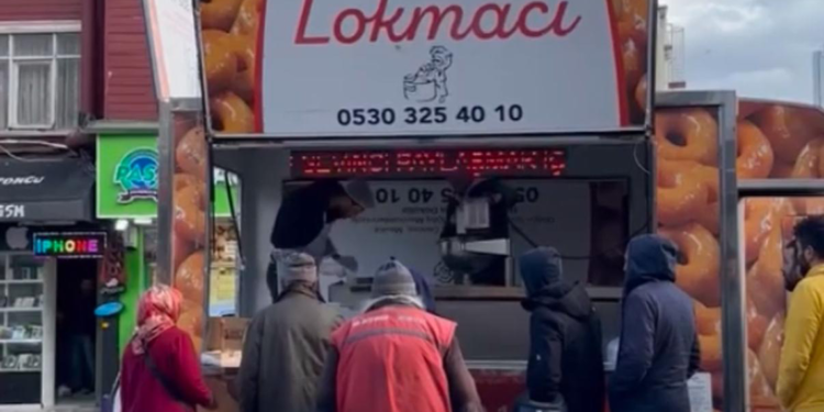 Beyoğlu'nda Suriyeli esnaf lokma dağıtarak kutlama yaptı