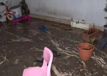 Beyoğlu'nda yol çöktü 2 evi su bastı: Yağmur yağmasın diye dua ediyoruz