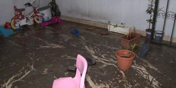 Beyoğlu'nda yol çöktü 2 evi su bastı: Yağmur yağmasın diye dua ediyoruz