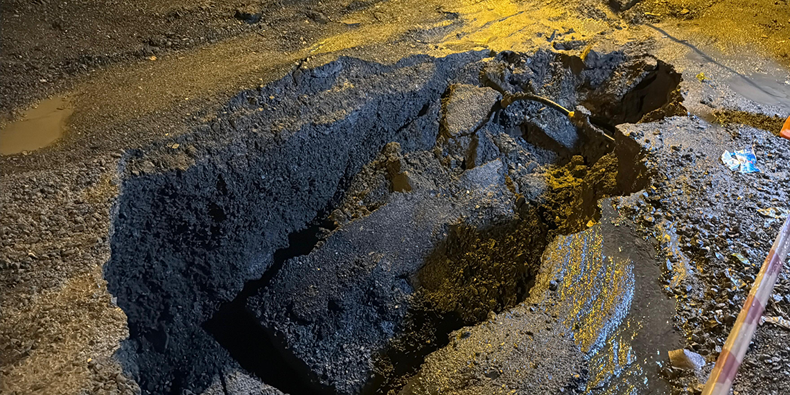 Beyoğlu'nda yol çöktü 2 evi su bastı: Yağmur yağmasın diye dua ediyoruz