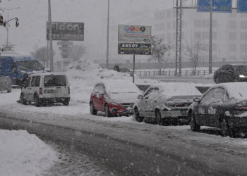 Bitlis'te 2 ilçede eğitime kar engeli
