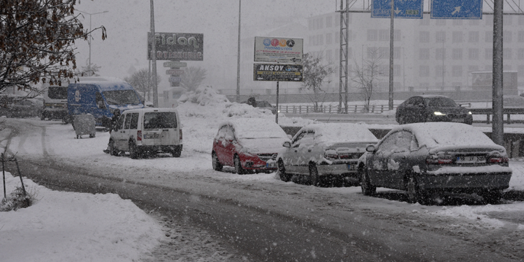 Bitlis'te 2 ilçede eğitime kar engeli